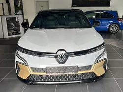 Grau kqj + schwarz gne Gebraucht 2024 Renault Mégane Iconic Kleinwagen | 39.900 € (Guter Preis)