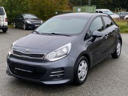 Grau Gebraucht 2017 Kia Rio Limousine | 4.890 € (Etwas zu teuer)