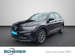 Deep black perleffekt (metallic) Gebraucht 2023 VW Tiguan Life SUV | 24.990 € (Guter Preis)