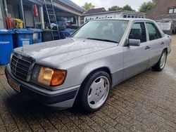 Grau Gebraucht 1990 Mercedes E260 Limousine | 10.850 €