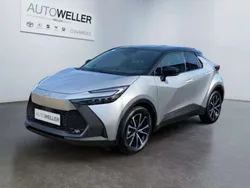 Silber (shimmering silver metallic / dach schwarz) Neu 2025 Toyota C-HR Team SUV | 36.000 € (Etwas zu teuer)