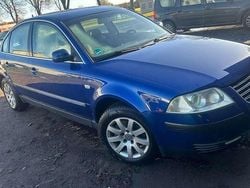 Inkyblue perleffekt Gebraucht 2001 VW Passat Basis Limousine | 2.100 € (Fairer Preis)