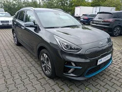 Grau Gebraucht 2021 Kia e-Niro 2 SUV | 21.490 € (Fairer Preis)