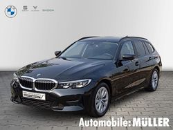 Black sapphire metallic Gebraucht 2021 BMW 320 Sport Line Kombi | 25.890 € (Guter Preis)