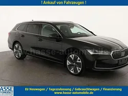 Onyx schwarz metallic Gebraucht 2024 Skoda Superb Selection Kombi | 43.995 € (Guter Preis)