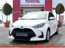 Schneeweiß Gebraucht 2021 Toyota Yaris Hybrid Comfort Limousine | 16.990 € (Fairer Preis)