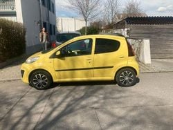 Gelb Gebraucht 2012 Peugeot 107 Kleinwagen | 3.500 € (Fairer Preis)