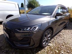 Grau Neu 2025 Ford Focus ST-Line Limousine | 35.590 € (Teuer)
