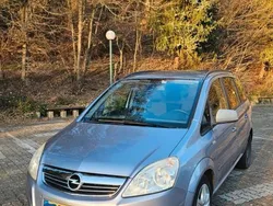 Grau Gebraucht 2010 Opel Zafira Selection Van / Kleinbus | 1.000 €