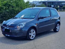 Grau Gebraucht 2007 Ford Fiesta Ambiente Kleinwagen | 2.150 € (Fairer Preis)