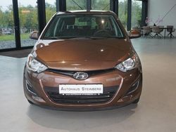 Grau (metallic) Gebraucht 2014 Hyundai i20 Style Limousine | 9.850 € (Guter Preis)