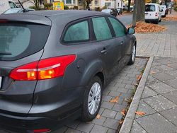 Grau Gebraucht 2015 Ford Focus Kombi | 8.950 €