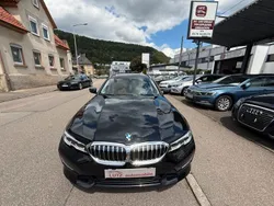 Black sapphire metallic Gebraucht 2019 BMW 320 Luxury Line Kombi | 21.500 € (Teuer)