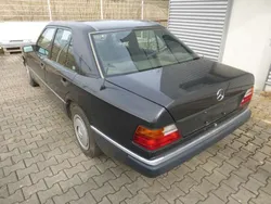 Grau Gebraucht 1990 Mercedes E200 Limousine | 2.900 €