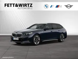Carbonschwarz metallic Gebraucht 2024 BMW 520 M Sport Kombi | 53.499 € (Superpreis)