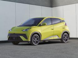 Lime green Neu 2025 BYD Dolphin Comfort Kleinwagen | 24.990 € (Guter Preis)