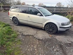 Grau Gebraucht 2001 VW Passat Kombi | 1.650 €