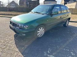 Grün Gebraucht 1998 Opel Astra Limousine | 650 € (Guter Preis)