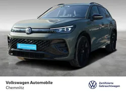 Cipressinogrün metallic Gebraucht 2024 VW Tiguan R-line SUV | 50.950 € (Guter Preis)