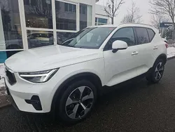 Crystal white / metallic Gebraucht 2024 Volvo XC40 Core SUV | 35.998 € (Guter Preis)