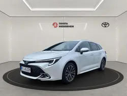 Platinumweiß perleffekt Gebraucht 2023 Toyota Corolla Team Kombi | 30.444 € (Fairer Preis)