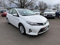 Weiß Gebraucht 2013 Toyota Auris Hybrid Life Limousine | 9.499 € (Etwas zu teuer)
