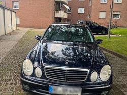 Blau Gebraucht 2003 Mercedes E220 Limousine | 1.600 €