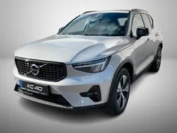 Silver dawn metallic / metalli Gebraucht 2022 Volvo XC40 Core SUV | 33.850 € (Guter Preis)