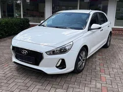 Polar white Gebraucht 2018 Hyundai i30 Trend Kleinwagen | 12.990 € (Guter Preis)