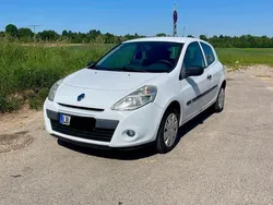 Weiß Gebraucht 2010 Renault Clio II Dynamique Limousine | 2.240 € (Guter Preis)