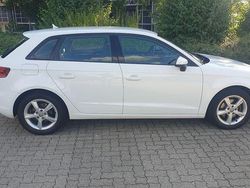 Weiß Gebraucht 2015 Audi A3 Sportback Attraction Limousine | 12.590 € (Fairer Preis)