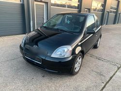 Schwarz Gebraucht 2000 Toyota Yaris Kleinwagen | 1.950 €