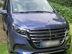 Blau Gebraucht 2025 Mercedes V250 Exclusive Van / Kleinbus | 79.500 € (Etwas zu teuer)