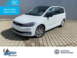 Weiß (pure white) Gebraucht 2024 VW Touran Highline Van / Kleinbus | 37.436 € (Etwas zu teuer)