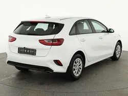 Deluxeweiß metallic deluxeweiß metallic Neu 2025 Kia Ceed Limousine | 23.595 € (Guter Preis)