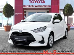 Schneeweiß Gebraucht 2021 Toyota Yaris Hybrid Basis Limousine | 17.950 € (Fairer Preis)