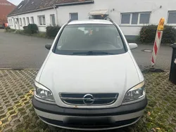 Weiß Gebraucht 2004 Opel Zafira Van / Kleinbus | 490 € (Guter Preis)