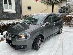 Grau Gebraucht 2013 VW Touran Life Van / Kleinbus | 9.500 € (Fairer Preis)