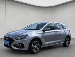 Grau Gebraucht 2023 Hyundai i30 Trend Limousine | 16.880 € (Fairer Preis)