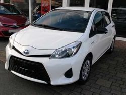 Weiß Gebraucht 2012 Toyota Yaris Hybrid Limousine | 11.890 € (Etwas zu teuer)