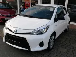 Weiß Gebraucht 2012 Toyota Yaris Hybrid Limousine | 11.890 € (Etwas zu teuer)