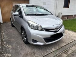 Silber Gebraucht 2014 Toyota Yaris Kleinwagen | 7.490 € (Fairer Preis)