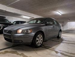 Grau Gebraucht 2006 Volvo S40 Momentum Limousine | 2.550 € (Guter Preis)