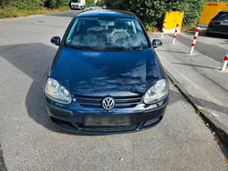 Blau Gebraucht 2004 VW Golf V Kleinwagen | 750 € (Superpreis)