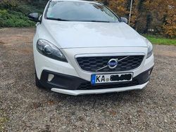 Weiß Gebraucht 2015 Volvo V40 CC Momentum Kombi | 11.000 € (Fairer Preis)