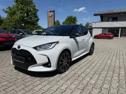Ash grey metallic/ black mica Gebraucht 2022 Toyota Yaris Hybrid Kleinwagen | 21.990 € (Fairer Preis)