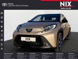 Ginger beige metallic/ night sky black Gebraucht 2024 Toyota Aygo Basis Kleinwagen | 18.599 € (Teuer)