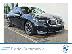 Saphirschwarz metallic Gebraucht 2024 BMW 520 M Sport Limousine | 49.440 € (Guter Preis)