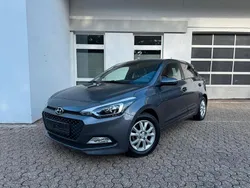 Grau Gebraucht 2016 Hyundai i20 Passion Kleinwagen | 9.480 € (Fairer Preis)