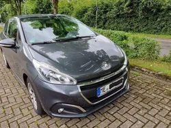 Grau Gebraucht 2017 Peugeot 208 Kleinwagen | 4.300 € (Guter Preis)